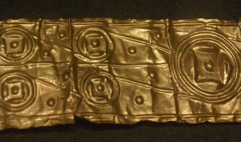 Embossed gold sheet, four-pointed solar disc